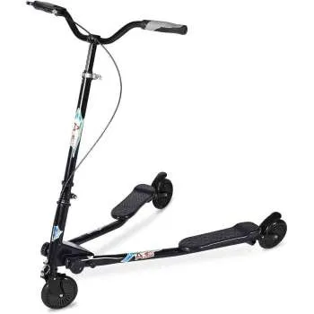 FIGURA ODD CON PATINETE