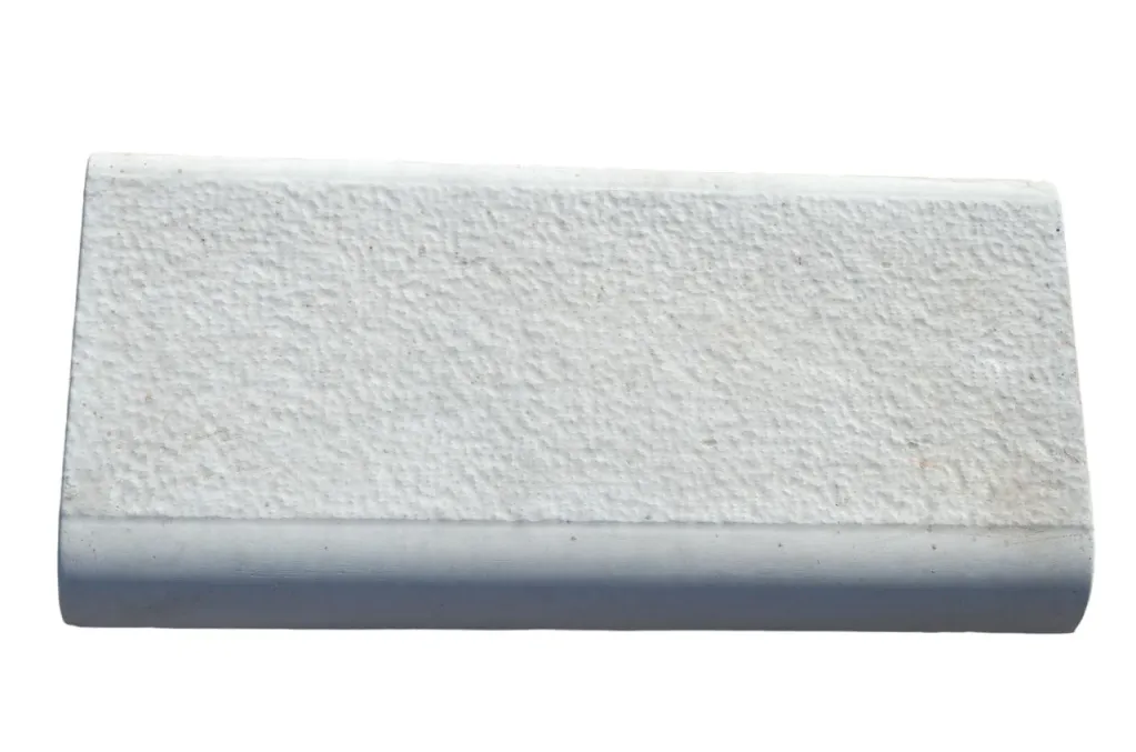 Rubni kamen – Pikovani (26×54)