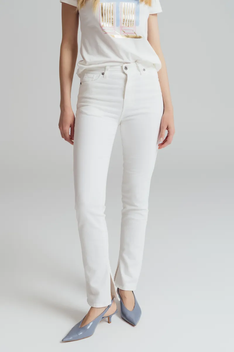 Bele slim fit farmerkevisokog struka sa prorezom na nogavicama-model 225
